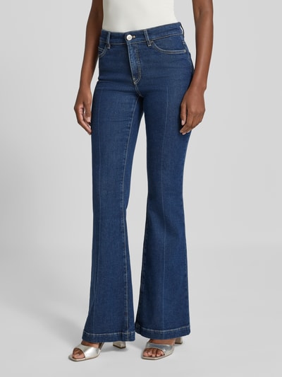 Frauenmodel trägt Feminine Fit Jeans mit Eingrifftaschen von Marc Cain in Dunkelblau, Baumwoll-Mix mit Lyocell-Anteil, Ganzkörperansicht von vorne.