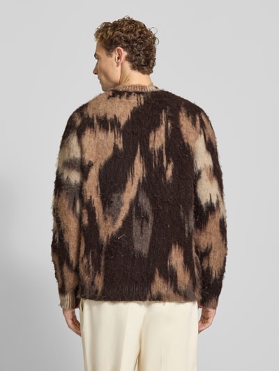 Männermodel trägt Regular Fit Strickpullover mit Lanawoll-Anteil Modell 'Forrest' von Les Deux in Braun- und Beigetönen, Ganzkörperansicht Rückansicht. Elastischer Material-Mix, gerippte Abschlüsse, langärmliges Design, Rundhalsausschnitt, Rückenlänge bei Größe M 75 cm, Ärmellänge 79 cm.