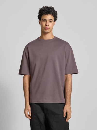 Männermodel trägt Boxy Fit T-Shirt aus Baumwoll-Mix Modell 'CASPIAN AIRFLEX BOXY' von Only & Sons, Optik: Unifarben, Ganzkörperansicht von vorne.