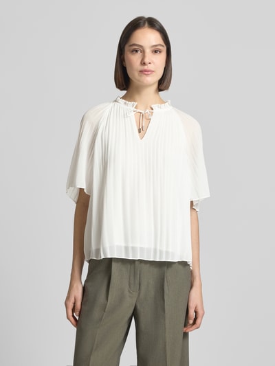 Frauenmodel trägt Regular Fit Blusenshirt in Plissee-Optik von s.Oliver BLACK LABEL, Optik: Unifarben, Rüschenkragen, Kurzarm, Ganzkörperansicht von vorne.