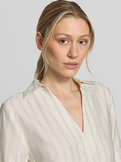 Frauenmodel trägt Regular Fit Hemdbluse aus Lyocell-Mix Modell 'MARIE' von Selected Femme, Optik:Allover-Muster, Nadelstreifen, Nahaufnahme Oberkörper.