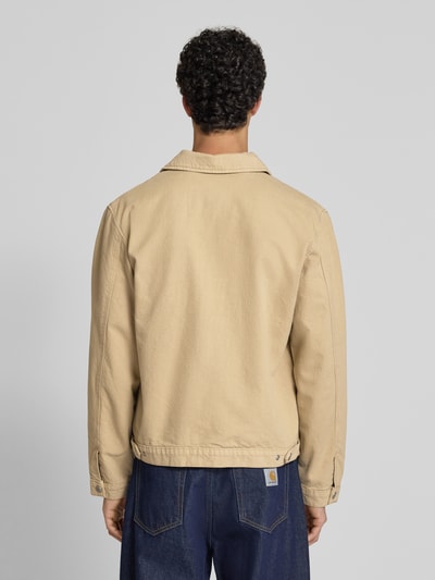 Männermodel trägt Jacke mit Tweewegritssluiting van Jack & Jones, puur katoen, regular fit, platte kraag, ruglengte maat M 65 cm, schouderbreedte 48 cm, borstwijdte 59 cm, mouwlengte 66 cm, egale beige kleur, rechte vormen, stevige textuur, ganzkörperansicht rückansicht.