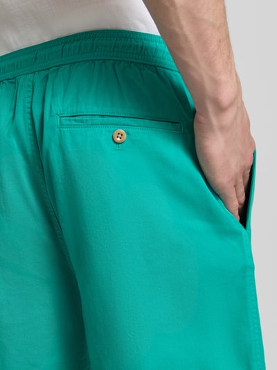 Männermodel trägt Regular Fit Shorts mit elastischem Bund Modell 'SUNFADED' von Gant in Türkis, reine Baumwolle, Detailaufnahme.