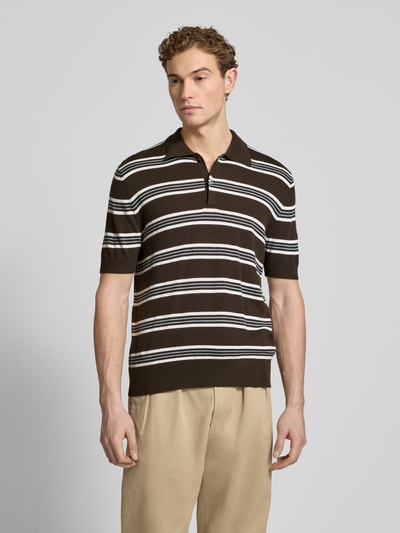 Männermodel trägt Poloshirt aus Baumwoll-Lyocell-Mix mit Kaschmir-Anteil von FTC-Cashmere, braun mit weißen Streifen, Nahaufnahme Oberkörper.