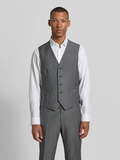 Männermodel trägt Regular Fit Weste aus reiner Schurwolle Modell 'Carlton' von CG - Club of Gents in Grau, V-Ausschnitt, Knopfleiste, Ganzkörperansicht von vorne. Rückenlänge bei Größe 50: 60 cm.