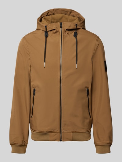 Produktfoto, Softshelljacke mit Reißverschlusstaschen van Jack & Jones in bruin, regular fit, capuchon met trekkoord, rits, ritszakken, ruglengte maat M 59 cm, schouderbreedte 39 cm, borstwijdte 48 cm, mouwlengte 62 cm, gladde textuur