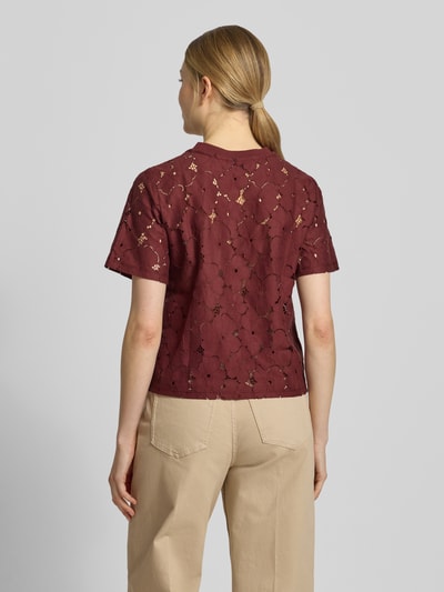Männermodel trägt Regular Fit T-Shirt aus Spitze Modell 'SALLIE' von Vero Moda, unifarben, bawełniany melanż, krój regular fit, Ganzkörperansicht Rückansicht.