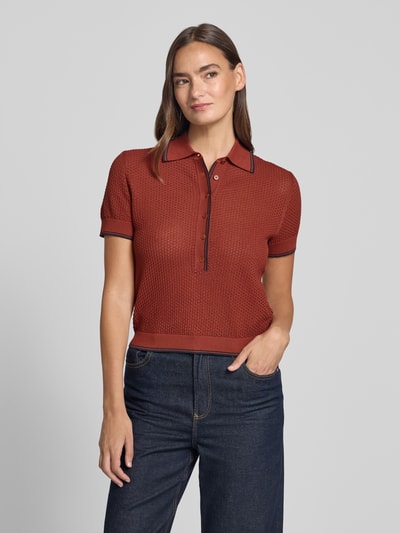 Vrouwenmodel draagt gebreid shirt met polokraag en knoopsluiting model 'MEROPE' van DRYKORN, puur katoen, regular fit, vooraanzicht upper body.
