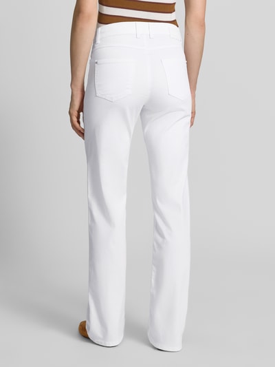 Frauenmodel trägt Bootcut Hose mit Eingrifftaschen Modell 'Lara' von Angels in Weiß, Baumwoll-Mix mit Stretch, Ganzkörperansicht Rückansicht.