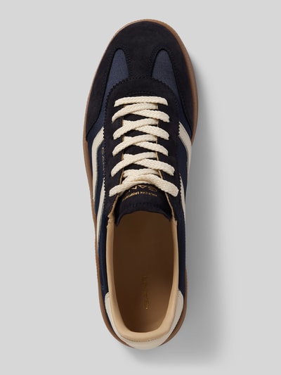 Productfoto, donkerblauwe en crèmekleurige Sneaker uit leder-textiel-mix model 'Cuzima' van Gant, afgeronde punt, vetersluiting, labeldetail, rubberzool, hakhoogte maat 40 3 cm, schachthoogte 8 cm, schachtbreedte 9 cm