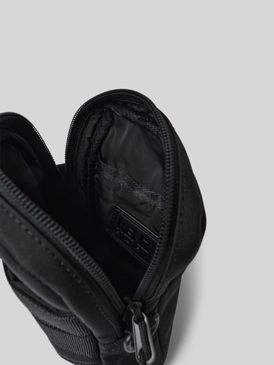 Produktfoto, Sling Bag mit Logo-Stitching von Kenzo in Schwarz, Strukturmuster, Hauptfach mit Reißverschluss, Steckfach innen, abnehmbarer Schulterriemen