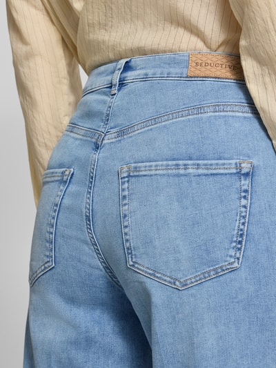 Vrouwenmodel draagt Wide Leg Jeans met vouwen model 'MAURY' van SEDUCTIVE, katoenmix met lyocell, detailopname rug.
