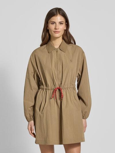 Frauenmodel trägt Minikleid mit Hemdblusenkragen und Reißverschluss von Jake*s Casual, Baumwoll-Mix, A-Linie, Eingrifftaschen, Bindegürtel, Ganzkörperansicht von vorne.