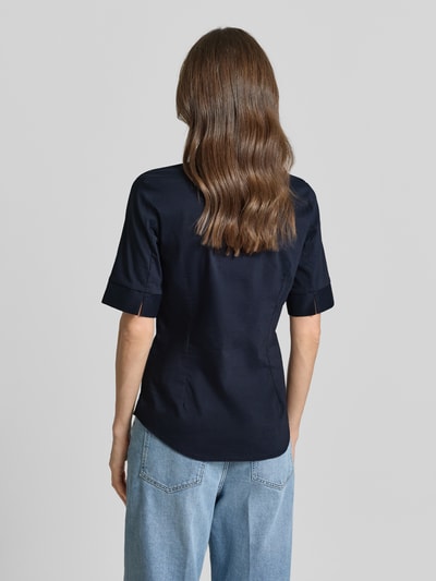Frauenmodel trägt Hemdbluse im Halbarm-Design von More & More aus elastischem Baumwoll-Mix in Dunkelblau, taillierte Passform, Ganzkörperansicht Rückansicht