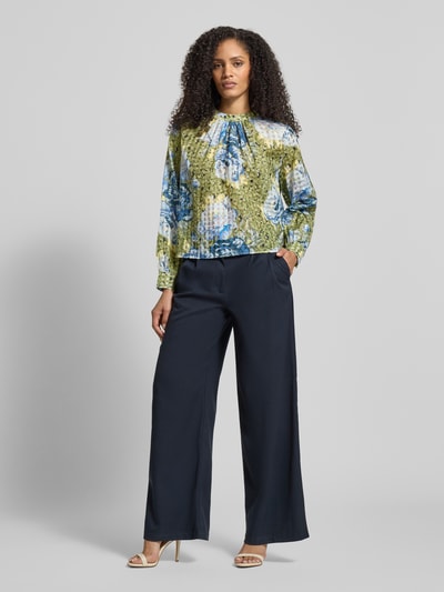 Frauenmodel trägt Regular Fit Bluse mit Seiden-Anteil von Rich & Royal im floralen Allover-Print auf grün-blauem Baumwoll-Mix, Ganzkörperansicht von vorne.