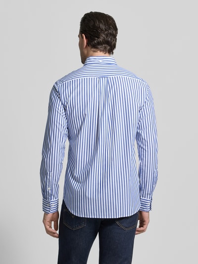 Männermodel trägt Slim Fit Freizeithemd mit Brusttasche von Gant, blau-weiß gestreift, reine Baumwolle, langärmelig, Ganzkörperansicht Rückansicht.