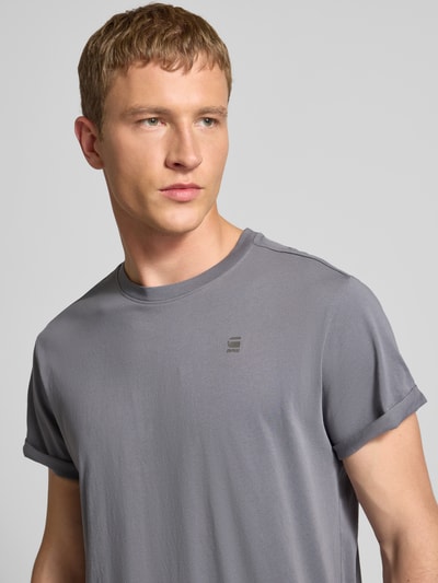 Männermodel trägt T-Shirt mit Label-Detail von G-Star aus reiner Bio-Baumwolle, gerader Schnitt, Rundhalsausschnitt, Nahaufnahme Oberkörper.