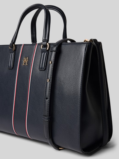 Produktfoto, Torba na ramię w materiał skóropodobny od Tommy Hilfiger, jednolity kolor, zapięcie na magnes, główna przegroda podzielona, paski w kontrastowym kolorze, metalowa aplikacja z logo, uchwyt oraz odpinany pasek na ramię