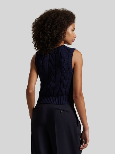 Modelka nosi Bezrękawnik z wyhaftowanym logo od Polo Ralph Lauren z bawełny, krój regular fit, prążkowane wykończenia, okrągły dekolt, długość tyłu w rozmiarze S: 48 cm, widok całej sylwetki z tyłu.