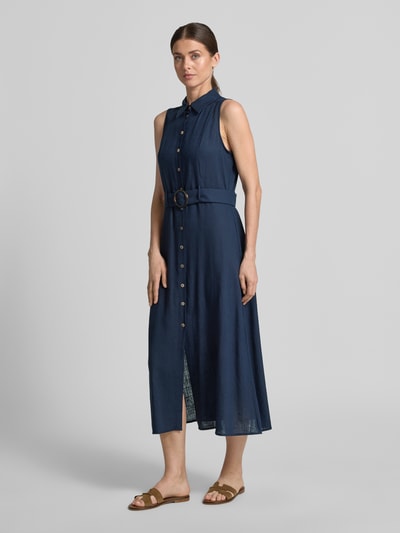 Frauenmodel trägt Maxikleid aus Viskose-Mix mit Gürtel von Apricot in Dunkelblau, taillierter Schnitt, Hemdblusenkragen, Knopfleiste, Leinen-Anteil, Rückenlänge 120 cm, Brustweite 31 cm, Ganzkörperansicht von vorne.