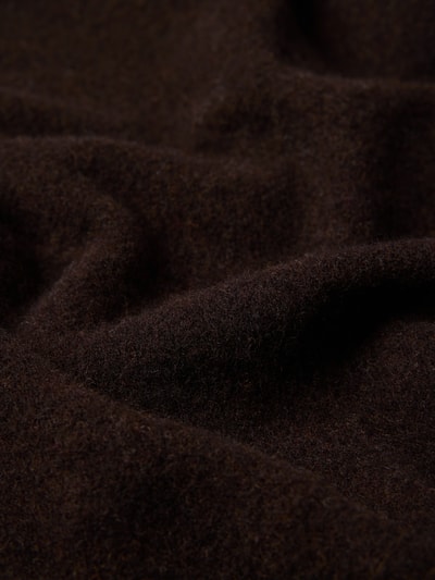 Produktfoto, Schal aus reiner Wolle Modell 'Gaze' von DRYKORN, dunkelbraune Farbe, weiche wollige Textur, rechteckig, Fransen-Abschluss, Breite 62 cm