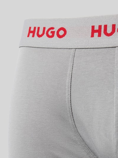Männermodel trägt graue Pant & Trunk aus Baumwoll-Mix im 3er-Pack von HUGO, rote Details, Nahaufnahme Oberkörper, Herren.