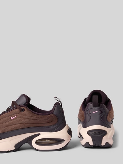 Produktfoto, Sneaker mit Logo Modell 'Air Max Portal' von Nike in Braun mit beigem Akzent, abgerundete Spitze, sichtbare Schnürung, Markenlogo, für Damen, Absatzhöhe 7 cm, Schafthöhe 5 cm, Schaftweite 7 cm, glatte Textur, auf hellem Hintergrund.