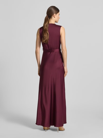 Männermodel trägt Regular Fit Abendkleid aus Satin von Rinascimento, elastyczna mieszanka materiałów, krój regular fit, lejący kołnierz, krój bez rękawów, odpinana materiałowa tasiemka, długość tyłu w rozmiarze S: 123 cm, szerokość w rozmiarze S: 43 cm, kolor bordowy, gładka faktura, Ganzkörperansicht Rückansicht.