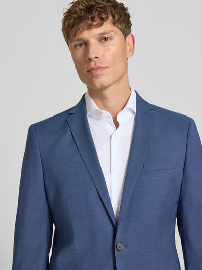 Männermodel trägt Slim Fit Sakko aus reiner Wolle Modell 'SO PURE' von s.Oliver BLACK LABEL in Blau, Nahaufnahme Oberkörper.