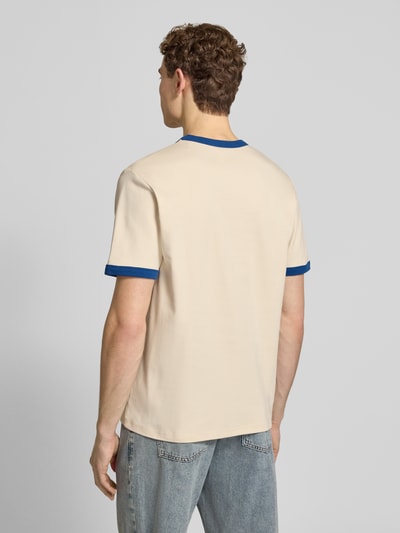 Męski t-shirt T-Shirt mit Rundhalsausschnitt od Wood Wood, czysta bawełna, krój regular fit, paski w kontrastowym kolorze, model Parker, jasny beż i niebieski, długość tyłu w rozmiarze M: 71 cm, całkowity widok z tyłu.