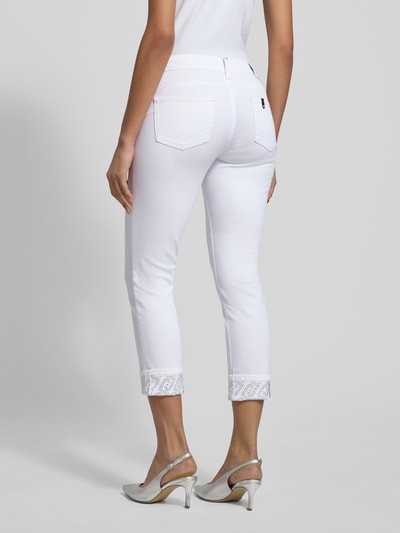 Frauenmodel trägt Jeans mit 5-Pocket-Design Modell 'MONROE' von Liu Jo White aus Baumwoll-Elasthan-Mix, Slim-Fit, Ganzkörperansicht Rückansicht.