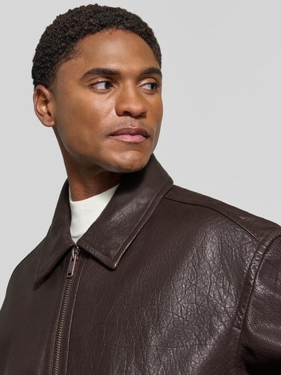 Männermodel trägt Regular Fit Lederjacke aus reinem Büffelleder Modell 'Jopeak' von BOSS Orange in Lederoptik, Nahaufnahme Oberkörper.