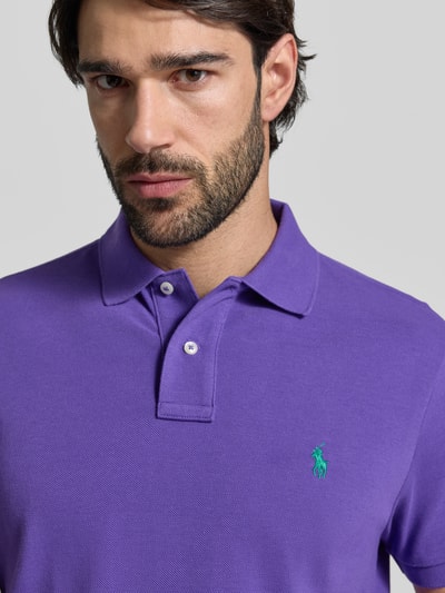 Männermodel trägt Regular Fit Poloshirt aus reiner Baumwolle von Polo Ralph Lauren, Optik: Unifarben, Logo-Detail, Nahaufnahme Oberkörper.