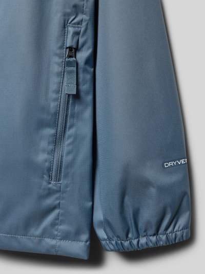 Produktfoto, Regenjacke mit Logo und Reißverschlusstaschen von The North Face in Blau, strukturierte Oberfläche, Detailaufnahme des Ärmels und der Reißverschlusstasche, Regular Fit, mit Kapuze, Rückenlänge 58 cm, Schulterbreite 35 cm, Ärmellänge 54 cm.