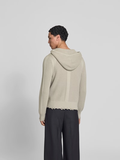 Männermodel trägt Strickjacke im Used-Look von WON HUNDRED aus reiner Baumwolle, Regular-Fit, Kapuze, Reißverschluss, Ganzkörperansicht Rückansicht.