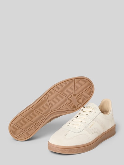 Produktfoto, Sneakersy z naturalnej skóry model 'Cuzima' od Gant, zaokrąglony krój, wytłoczone logo, wysokość obcasa 3 cm, wysokość cholewki 7 cm, szerokość w rozmiarze 40: 8 cm, kremowe i beżowe odcienie, gładka tekstura