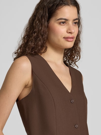 Frauenmodel trägt Regular Fit Anzugweste mit Viskose-Anteil Modell 'BOSELLA' von PIECES in Braun, glatte Textur, Nahaufnahme Oberkörper, Damen Anzugweste von PIECES.