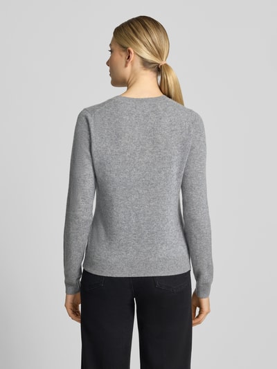 Frauenmodel trägt Slim Fit Strickpullover aus reinem Kaschmir von Christian Berg Woman, szary, taliowany krój, elastyczne wykończenia, Długość tyłu w rozmiarze S: 54 cm, Długość rękawów w rozmiarze S: 65 cm, Ganzkörperansicht Rückansicht