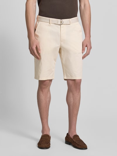 Männermodel trägt Bermudas aus Light Baumwolle mit Gürtel von Christian Berg Men, beige Farbe, Eingrifftaschen, Regular-Fit, Ganzkörperansicht von vorne.