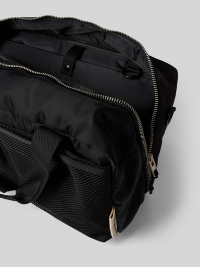 Produktfoto, Weekender mit Logo-Detail von AY STUDIOS in Schwarz, Netz-Taschen, Reißverschluss, Kontrast-Texturen, Herren Weekender