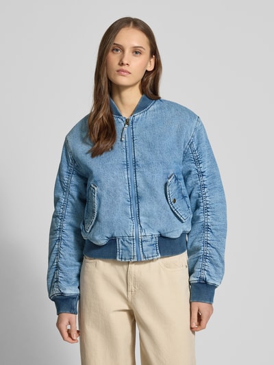 Vrouwenmodel draagt Bomberjacke mit Stehkragen und Reißverschluss Modell 'SCOUT' van Levi's®, regular fit, blauwe denim met opgestikte klepzakken, lengte 53 cm, schouderbreedte 45 cm, borstwijdte 48 cm, mouwlengte 60 cm, frontale close-up van bovenlichaam.