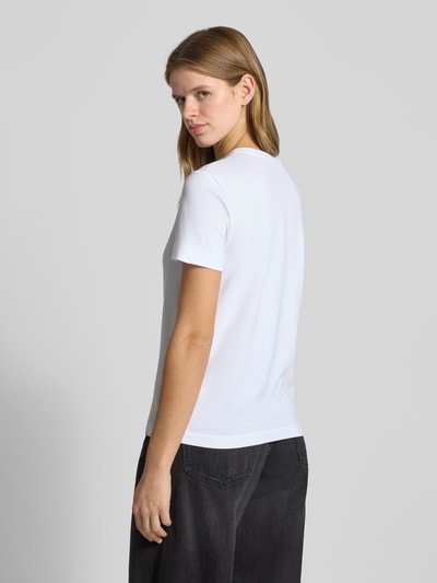 Modelka kobieca ma na sobie T-Shirt Set mit Logo und Rundhalsausschnitt von Calvin Klein Jeans, kolor biały, czysta bawełna, krój regular fit, fason prosty, damska koszulka z logo, widok całego ciała z tyłu.
