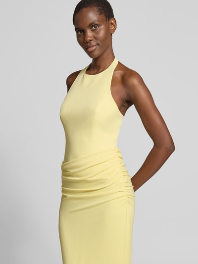 Frauenmodel trägt Neckholder-Maxikleid mit Drapierungen von Forever New in sanftem Gelb, Figurbetont, Knopfverschluss, Nahaufnahme Oberkörper. Rückenlänge 127 cm, Brustweite 35 cm bei Größe 36.