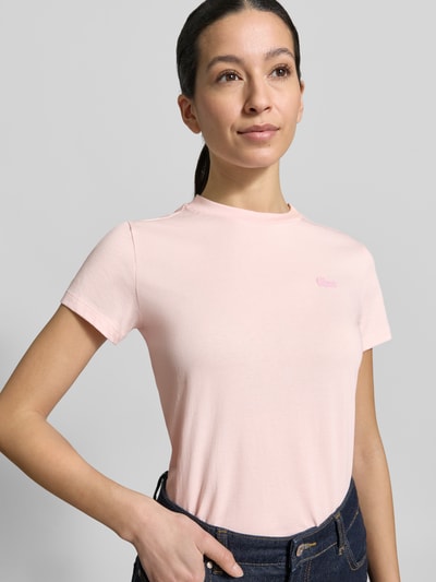 Vrouwenmodel draagt slim fit T-shirt uit katoenmix van Lacoste Sport, look: effen, logopatch, ronde hals, Nahaufnahme bovenlichaam.