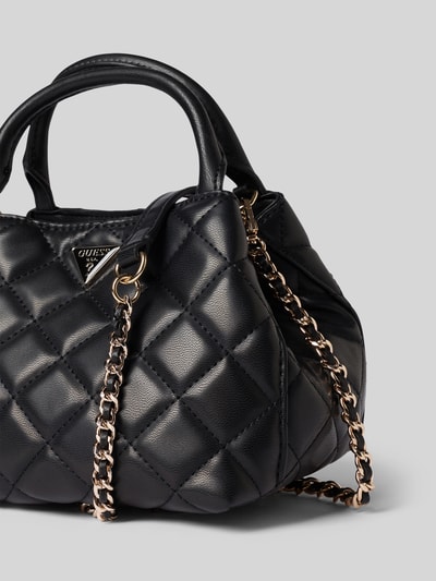 Produktfoto, Handtasche in Stepp-Optik Modell 'JULIET' von GUESS mit Ketten-Schulterriemen und Logo-Detail, schwarzes Kunstleder