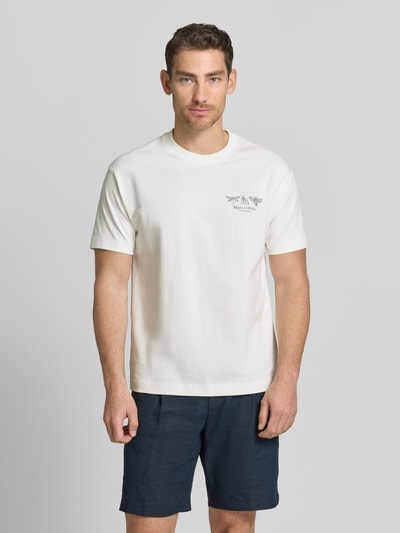 Männermodel trägt Relaxed Fit T-Shirt aus reiner Baumwolle von Marc O'Polo, Optik: Unifarben, Regular-Fit, Kurzarm, Ganzkörperansicht von vorne