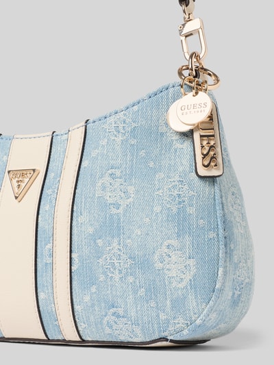 Produktfoto, Shoulder Bag aus reiner Baumwolle Modell 'Noelle' von GUESS, Główna przegroda z zamkiem błyskawicznym, regulowana długość paska na ramię, Tkanina stylizowana na denim, detal z logo, Szerokość w rozmiarze 1: 24 cm, Długość w rozmiarze 1: 18 cm, Głębokość w rozmiarze 1: 6 cm, długość paska na ramię w rozmiarze 1: 64 cm