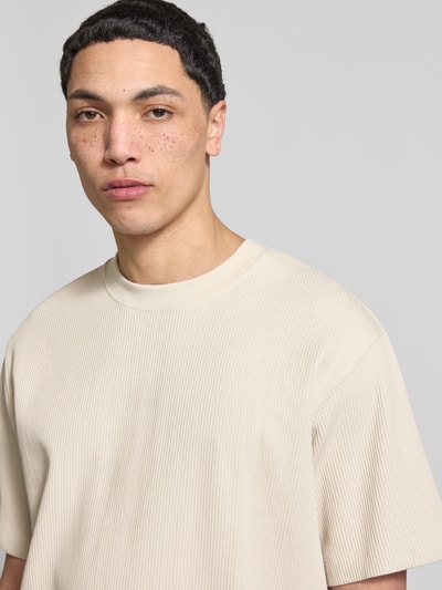 Mannenmodel draagt T-shirt met riblook model 'HARRISON' van JACK & JONES, puur katoen, losse pasvorm, ronde hals, ruglengte maat M 68 cm, Nahaufnahme bovenlichaam