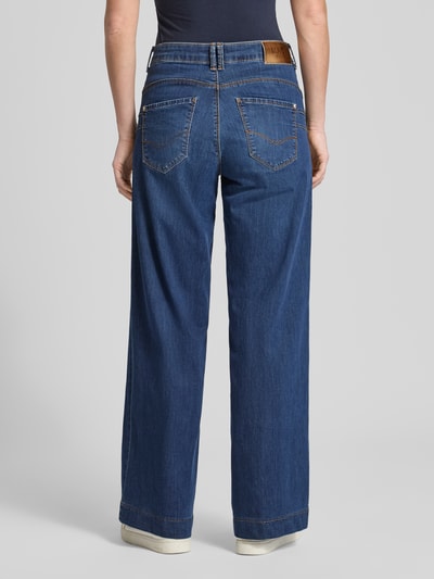 Kobiece modelka nosi Jeans mit 5-Pocket-Design od MAC, niebieski bawełniany materiał, luźny krój, widok całej sylwetki z tyłu, szerokość w rozmiarze 36/32: 41 cm, długość nogawki wewnętrznej: 81 cm.