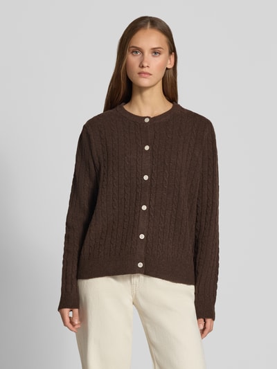 Frauenmodel trägt braune Regular Fit Strickjacke mit Woll-Anteil Modell 'SILLY' von PIECES, Damen Strickjacke, Ganzkörperansicht von vorne.